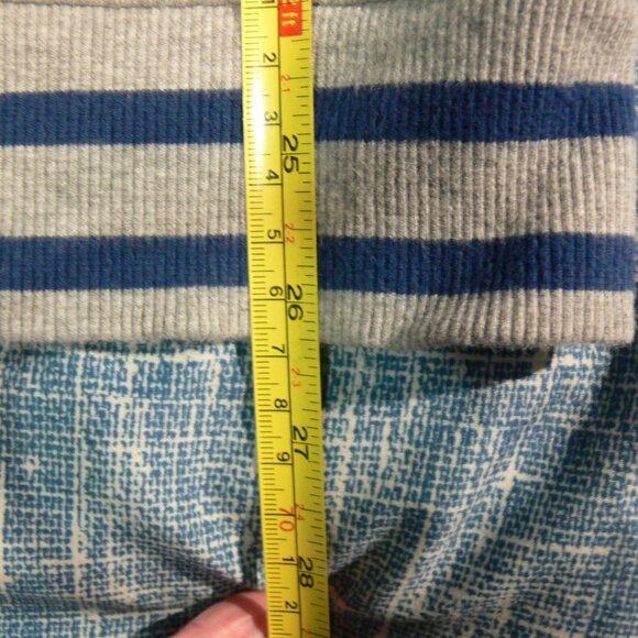 CREWNECK SWEATER BY GUESS ,LARGE - Picture 3 of 4